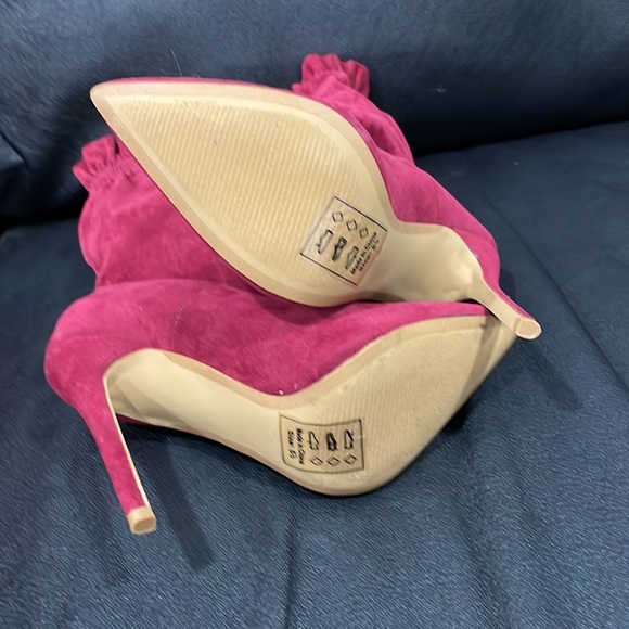 NWT VELVET RED 👢 👢 - Picture 2 of 5